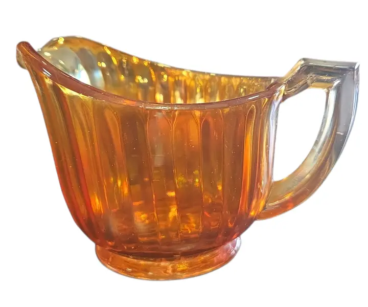Foto de um(a) Cremeira Carnival Glass Vintage, da categoria de Cremeiras. Adicione um toque de sofisticação e nostalgia ao seu café da tarde. Esta cremeira em estilo Carnival Glass é uma peça que... Vendido no marketplace Trésors.