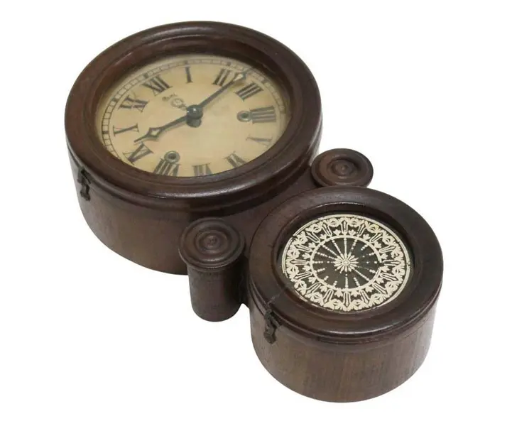 Foto de um(a) Relógio Oito Mini Marrom, da categoria de Relógios de parede. Tradicional relógio modelo oito Mini com bela caixa em madeira nobre. Mostrador de papel com algarismo romano, acabamento... Mostrado de uma perspectiva diferente. Vendido no marketplace Trésors.