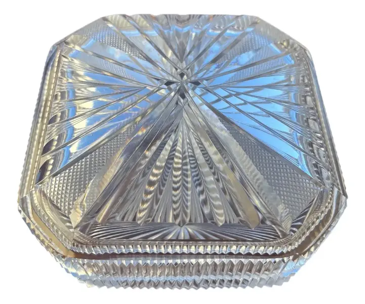 Foto de um(a) Antiga Caixa Decorativa Porta Joias Cristal Francês Baccarat, da categoria de Porta-Jóias. Antiga e especial caixa decorativa em cristal francês Baccarat, com primorosa lapidação manual.Seja como porta joias,... Vendido no marketplace Trésors.