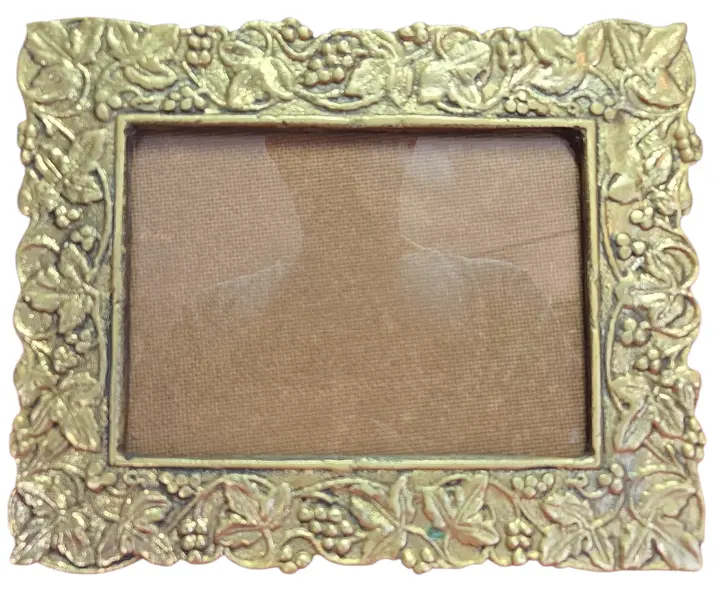 Foto de um(a) Porta Retrato em Bronze - Horizontal, da categoria de Porta retratos. Belíssimo porta-retrato horizontal confeccionado em bronze de alta qualidade. Esta peça apresenta um trabalho de fundição... Mostrado de uma perspectiva diferente. Vendido no marketplace Trésors.