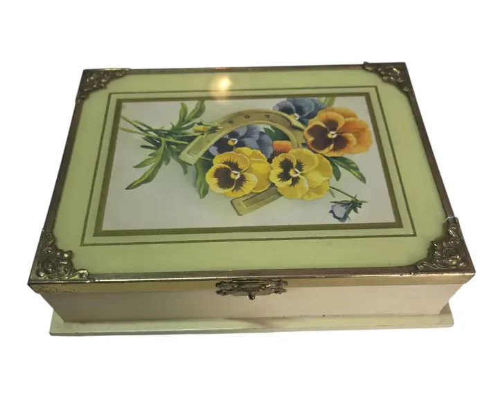 Foto de um(a) Caixa Decorativa Sorte e Flores – Detalhes em Metal Dourado, da categoria de Porta-Jóias. Encante-se com a delicadeza desta caixa exclusiva. Unindo o clássico símbolo da ferradura para atrair boas energias ao... Mostrado de uma perspectiva diferente. Vendido no marketplace Trésors.