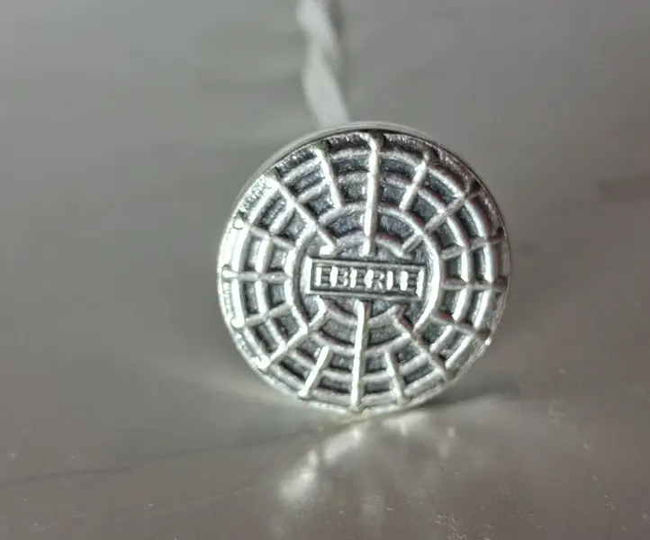 Foto de um(a) Colher bailarina para drinks e sucos marca Eberle, da categoria de Conjuntos para coquetéis. Para misturar drinks, sangria, sucos etc, em metal espessurado à prata. Comprimento: 26 cm. *Possui pequenos desgastes na... Mostrado de uma perspectiva diferente. Vendido no marketplace Trésors.