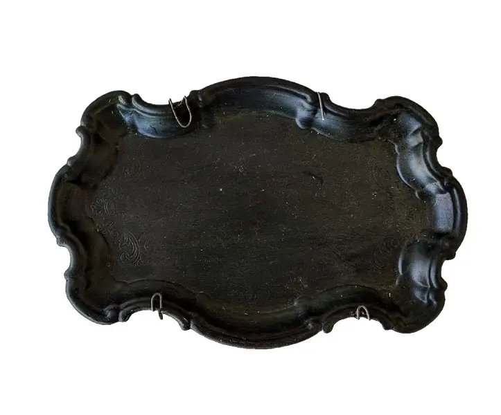 Foto de um(a) Bandeja Black Latão Anos 90, da categoria de Bandejas. Bandeja em latão com pátina grafite com borda em relevo, década de 1990 A: 15 cm L: 23 cm P: 1 cm peso: 116 g. Vendido no marketplace Trésors.