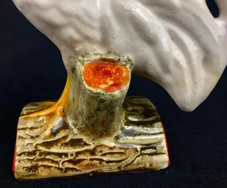 Foto de um(a) Escultura de galo em porcelana, da categoria de Escultura. Galo em porcelana com manufatura portuguesa em policromia pintado a mão. Em bom estado de conservação. Mostrado de uma perspectiva diferente. Vendido no marketplace Trésors.