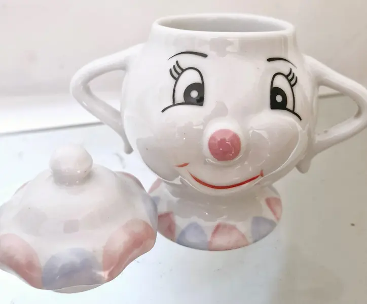 Foto de um(a) Lindíssimo jogo de chá A Bela e a Fera em porcelana, da categoria de Conjuntos de café e chá. Lindo jogo de chá 'A Bela e a Fera' em porcelana, rico em detalhes! Contém:- Bandeja- 2 Xícaras com pires- 1 Açucareiro- 1... Mostrado de uma perspectiva diferente. Vendido no marketplace Trésors.