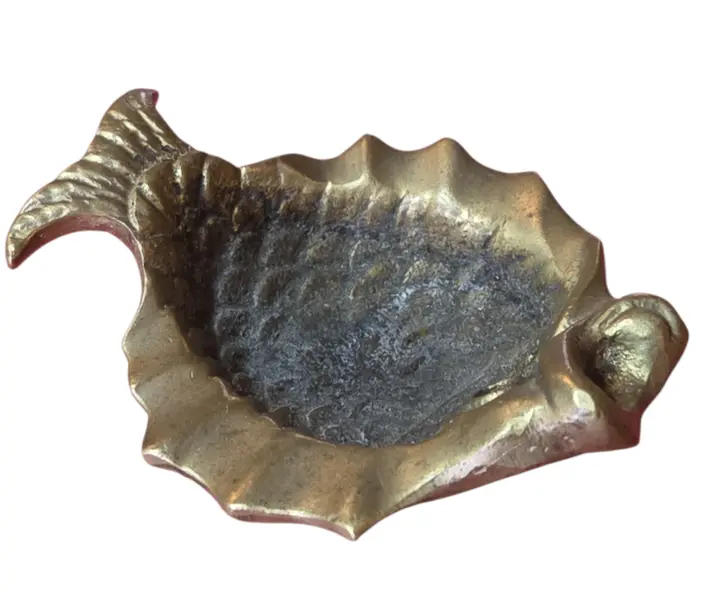 Foto de um(a) Pequeno Cinzeiro Decorativo Peixe em Bronze, da categoria de Cinzeiros e coletores. Lindo cinzeiro em formato de peixe, confeccionado em metal maciço bronze com pátina original do tempo. Mostrado de uma perspectiva diferente. Vendido no marketplace Trésors.