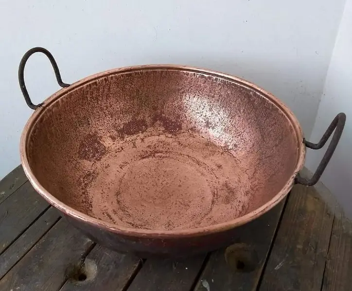 Foto de um(a) Tacho Cobre Maciço anos 60, da categoria de Panelas. Tacho antigo em cobre maciço, década de 1960. Diâmetro: 43 cm A: 15 cm Peso: 2,800 kg. Mostrado de uma perspectiva diferente. Vendido no marketplace Trésors.