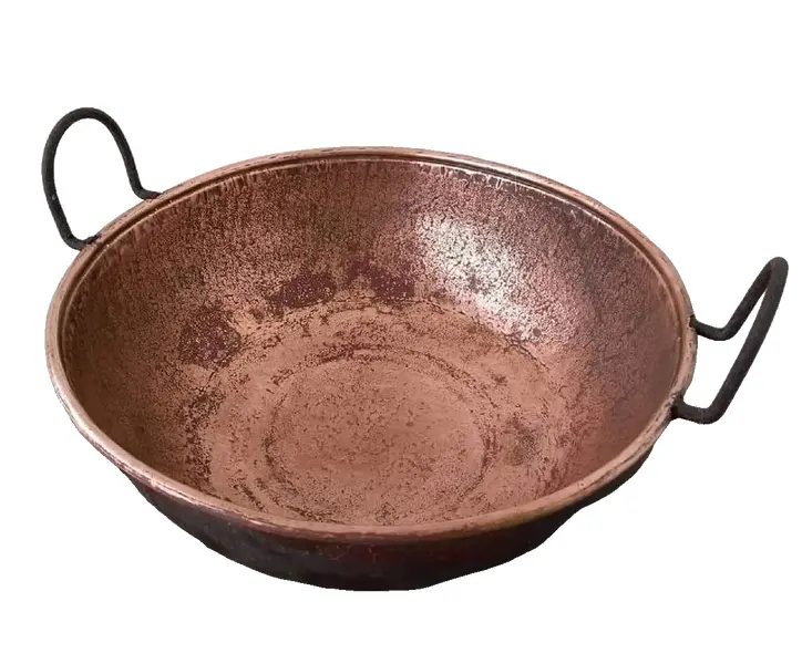 Foto de um(a) Tacho Cobre Maciço anos 60, da categoria de Panelas. Tacho antigo em cobre maciço, década de 1960. Diâmetro: 43 cm A: 15 cm Peso: 2,800 kg. Vendido no marketplace Trésors.