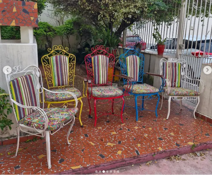 Foto de um(a) ​Conjunto de cadeiras de ferro para jardim modelo "Folhinha", da categoria de Cadeiras, bancos e banquetas. Conjunto de cadeiras de ferro para jardim modelo "Folhinha", muito tradicional no Brasil desde os anos 1950 e 1960.Essas... Mostrado de uma perspectiva diferente. Vendido no marketplace Trésors.