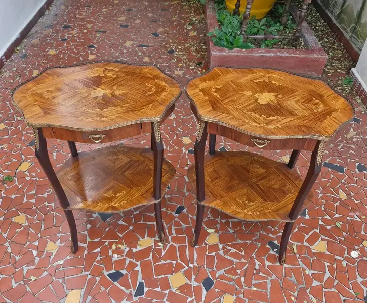 Foto de um(a) Mesa lateral em madeira nobre, da categoria de Mesas laterais. Belissimas mesinhas laterais em madeira nobre, estilo francês Luiz XV, com 2 estágios, pernas recurvas terminadas em bronze,... Mostrado de uma perspectiva diferente. Vendido no marketplace Trésors.