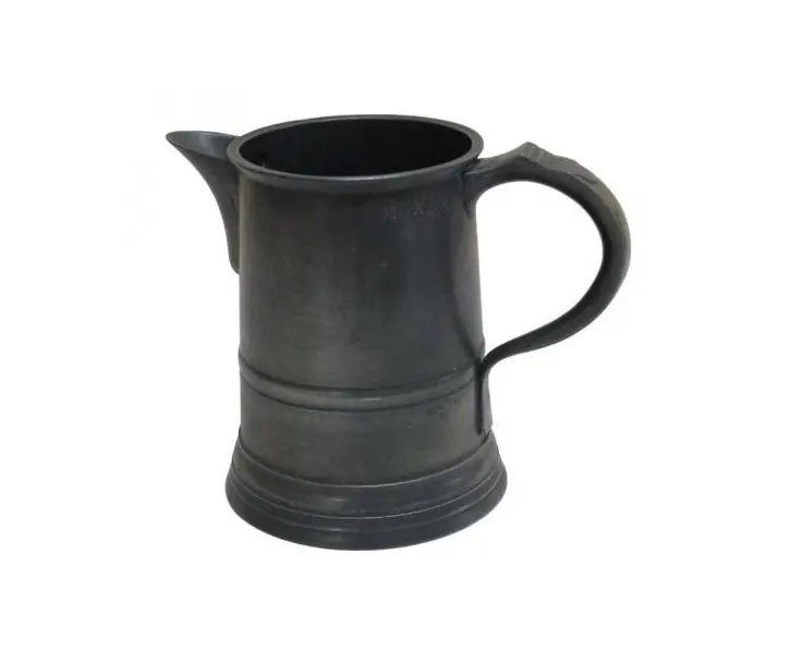 Foto de um(a) Jarra em estanho, da categoria de Jarros. Jarra de estanho com pega lateral trabalhada, da manufatura J S X MG. Medidas 15A X 10D. Mostrado de uma perspectiva diferente. Vendido no marketplace Trésors.