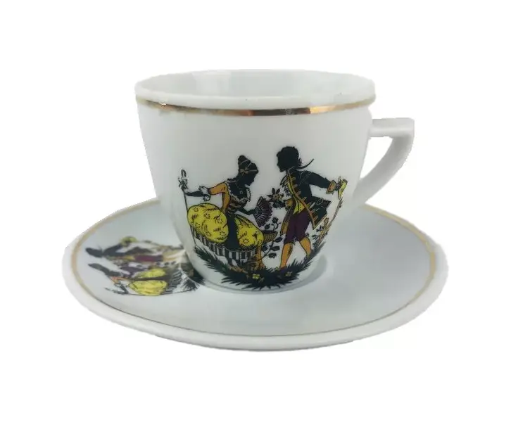 Foto de um(a) Jogo de chá com 8 peças Pozzani Jundiaí, da categoria de Conjuntos de café e chá. Jogo de 8 peças remanescente em porcelana branca da manufatura POZZANI JUNDIAÍ, com cenas galantes e filetes dourados. em... Mostrado de uma perspectiva diferente. Vendido no marketplace Trésors.