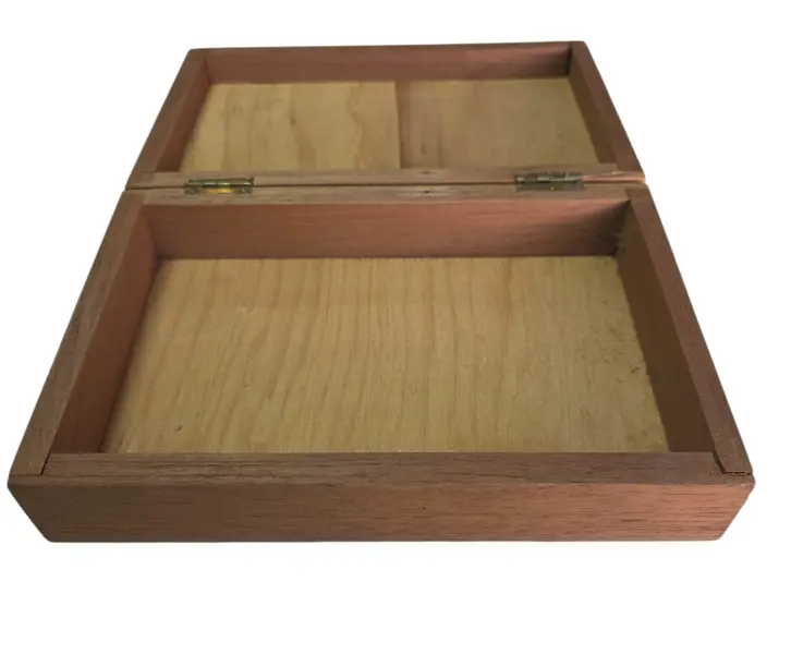 Foto de um(a) Caixa para Joias em Madeira com Estampa de Borboletas, da categoria de Porta-Jóias. Organize suas joias com praticidade nesta linda caixa de madeira. A tampa decorada com borboletas confere um visual alegre e... Mostrado de uma perspectiva diferente. Vendido no marketplace Trésors.