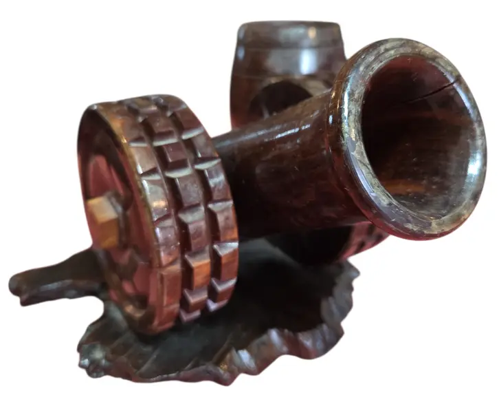 Foto de um(a) Canhão Decorativo em Madeira Nobre e Mini Barril – Peça Vintage, da categoria de Outros colecionáveis. Apresentamos uma distinta peça de coleção e decoração, rica em detalhes e executada com técnicas tradicionais de marcenaria.... Mostrado de uma perspectiva diferente. Vendido no marketplace Trésors.
