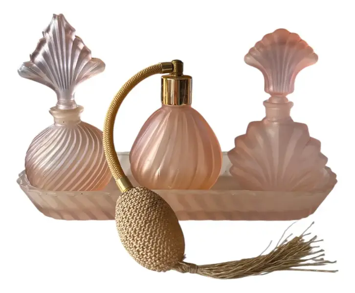 Foto de um(a) Antigo Conjunto Toucador Toilette Perfumeiro Francês, da categoria de Perfumeiros. ~ Made in France ~ Antigo e delicadíssimo conjunto de toucador com perfumeiros para toilette em vidro artístico acetinado.... Vendido no marketplace Trésors.