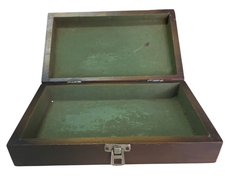 Foto de um(a) Caixa de Joias em Madeira – Detalhes Florais na Tampa, da categoria de Porta-Jóias. Guarde seus tesouros com a delicadeza que eles merecem. Esta caixa de joias em madeira maciça apresenta um acabamento... Mostrado de uma perspectiva diferente. Vendido no marketplace Trésors.