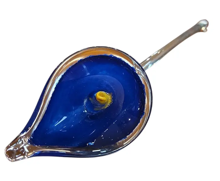 Foto de um(a) Flor Copo-de-Leite em Cristal Murano – Azul Cobalto e Dourado, da categoria de Outros colecionáveis. Exclusiva escultura artística em cristal tipo Murano, modelada à mão representando uma delicada flor (estilo Copo-de-Leite).... Vendido no marketplace Trésors.