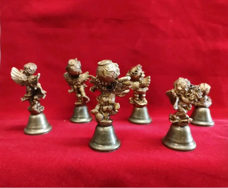Foto de um(a) Combo com seis Sinetas de Anjinhos em Resina e Latão, Década de 1990, da categoria de Outros objetos decorativos. Combo de seis sinetas de mesa com haste em resina dourada oxidada e sino de latão indiano, década de 1990. A: 9,5 cm a 6 cm... Mostrado de uma perspectiva diferente. Vendido no marketplace Trésors.