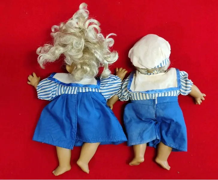 Foto de um(a) Casal Bonecas Caretinha, Expression Kids Vinil, Década de 1990, da categoria de Bonecas. Combo das bonecas expeession kids feitas em vinil, espuma e vestes em tecido. Expressões faciais engraçadas e de choro,... Mostrado de uma perspectiva diferente. Vendido no marketplace Trésors.