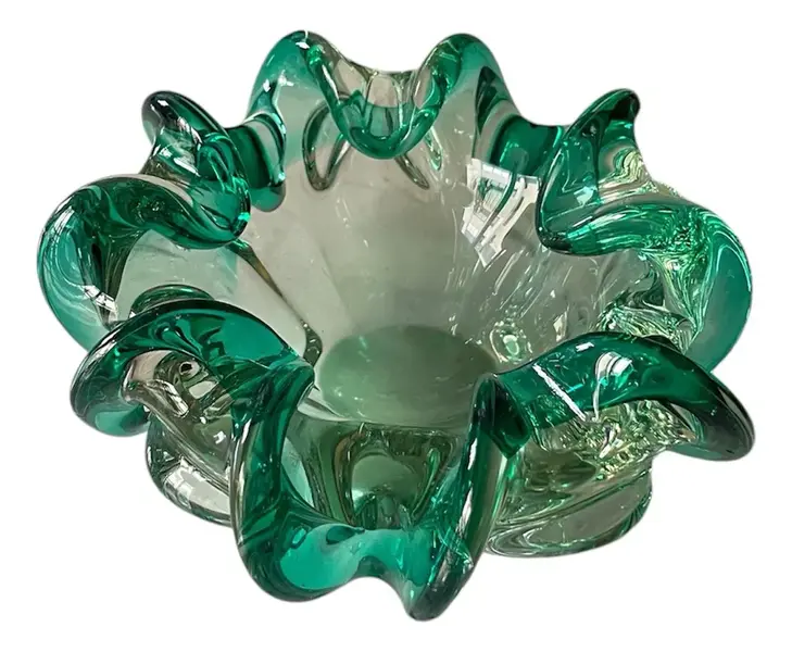 Foto de um(a) Antigo Bowl Decorativo Cinzeiro Em Murano Italiano Verde, da categoria de Cinzeiros. ~ Italy Glass ~ Antigo bowl decorativo, também pode ser usado como cinzeiro em Murano italiano double na cor verde... Vendido no marketplace Trésors.