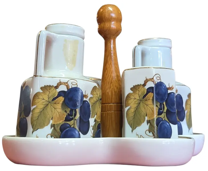 Foto de um(a) Galheteiro de Porcelana com Estampa de Uvas e Suporte de Madeira, da categoria de Saleiros e pimenteiros. Galheteiro de porcelana com estampa de uvas e suporte de madeira. Mostrado de uma perspectiva diferente. Vendido no marketplace Trésors.