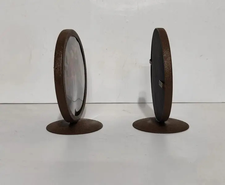 Foto de um(a) Dois Porta Retratos Circulares em Ferro, Década de 1930, da categoria de Porta retratos. Dois porta retratos circulares em ferro, vidro trocado por acetato devido a espessura dos vidros atuais, década de 1930 ... Mostrado de uma perspectiva diferente. Vendido no marketplace Trésors.