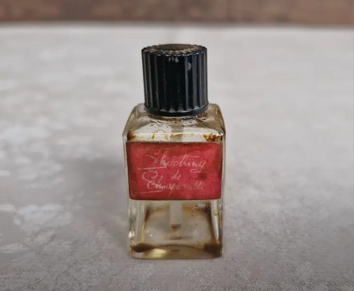 Foto de um(a) Rara coleção de mini frascos antigos de perfumes franceses, da categoria de Outros colecionáveis. Rara coleção com seis belos mini frascos antigos de perfumes franceses, sendo: Muguet Caron, Shocking Schiaparelli, Caron... Mostrado de uma perspectiva diferente. Vendido no marketplace Trésors.