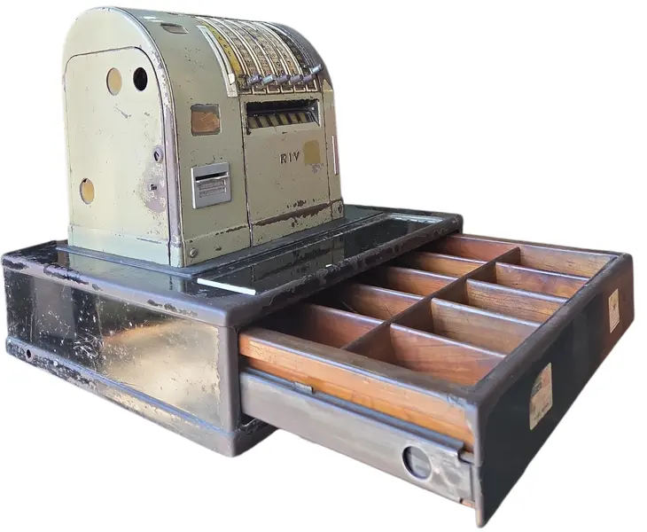Foto de um(a) Caixa Registradora Antiga RIV – Relíquia Vintage Industrial Decorativa, da categoria de Outros colecionáveis. Adicione um toque autêntico de história ao seu ambiente com esta caixa registradora original da marca RIV. Com seu design... Mostrado de uma perspectiva diferente. Vendido no marketplace Trésors.