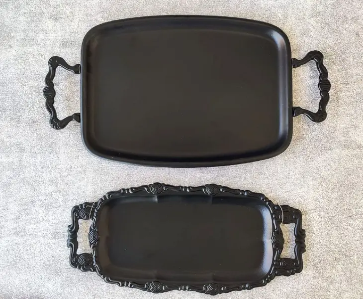 Foto de um(a) Bandejas Ferro e Latão, da categoria de Bandejas. Combo de duas bandejas com pintura eletrostática na cor preta: a maior em latão e a menor em ferro. MedidasMaior: L 24cm /... Mostrado de uma perspectiva diferente. Vendido no marketplace Trésors.