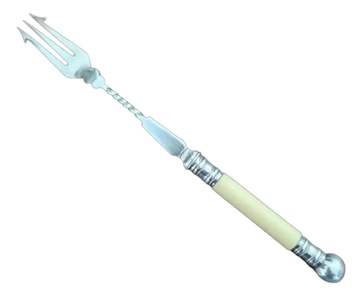 Foto de um(a) Garfo Picles - Inglaterra, Modelo Picles, da categoria de Garfos. Uma Janela para a Etiqueta e o Design de Época O item em questão, um elegante garfo de picles da era Eduardiana... Mostrado de uma perspectiva diferente. Vendido no marketplace Trésors.