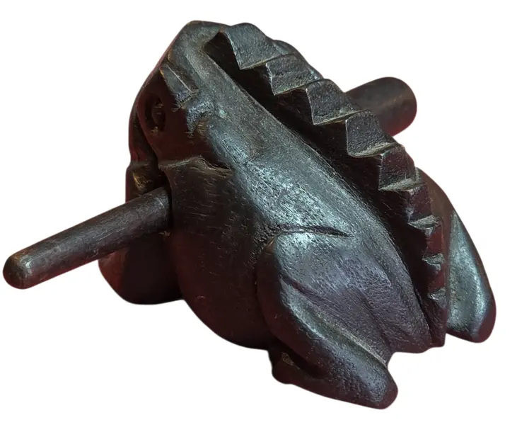 Foto de um(a) Sapinho Musical em Madeira Escura - Percussão Artesanal, da categoria de Outros colecionáveis. Este encantador sapinho não é apenas um item decorativo, mas um instrumento musical de percussão. Ao deslizar a baqueta de... Mostrado de uma perspectiva diferente. Vendido no marketplace Trésors.