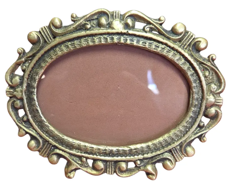 Foto de um(a) Porta Retrato em Bronze Oval - Horizontal, da categoria de Porta retratos. Belíssimo porta-retrato horizontal oval confeccionado em bronze de alta qualidade. Esta peça apresenta um trabalho de... Mostrado de uma perspectiva diferente. Vendido no marketplace Trésors.