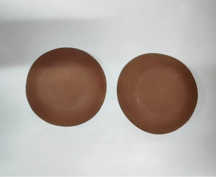 Foto de um(a) Pratos Decorativos em Cerâmica com Folha de Ouro, da categoria de Pratos Decorativos. Combo de 2 pratos feitos em cerâmica de alta temperatura com detalhe em folha de ouro. Cada prato é feito a mão e com... Mostrado de uma perspectiva diferente. Vendido no marketplace Trésors.