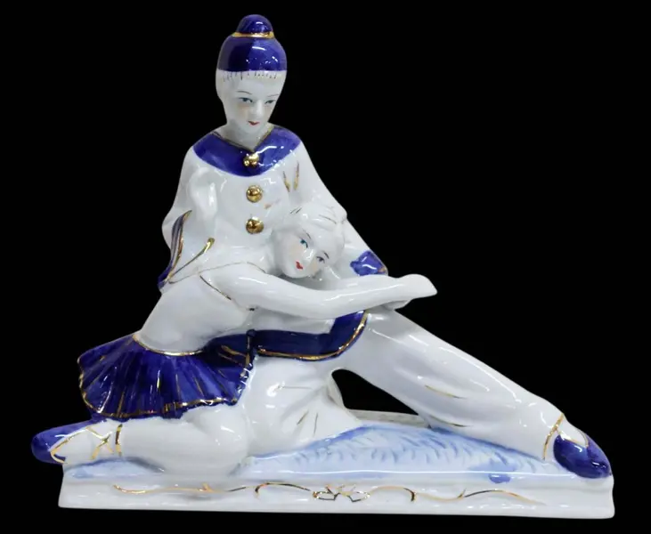 Foto de um(a) Escultura de casal bailarinos, da categoria de Escultura. Escultura de casal representando bailarinos em pose de dança com pintura manual na tonalidade azul cobalto e dourado. Peça... Mostrado de uma perspectiva diferente. Vendido no marketplace Trésors.
