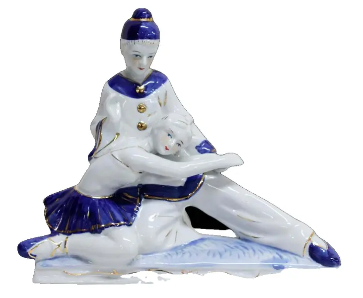 Foto de um(a) Escultura de casal bailarinos, da categoria de Escultura. Escultura de casal representando bailarinos em pose de dança com pintura manual na tonalidade azul cobalto e dourado. Peça... Vendido no marketplace Trésors.