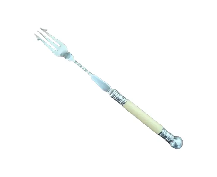 Foto de um(a) Garfo Picles - Inglaterra, Modelo Picles, da categoria de Garfos. Uma Janela para a Etiqueta e o Design de Época O item em questão, um elegante garfo de picles da era Eduardiana... Vendido no marketplace Trésors.