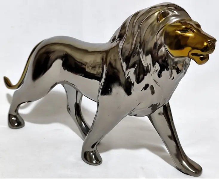 Foto de um(a) Grande escultura decorativo de leão, da categoria de Escultura. Grande escultura decorativo de leão em material rígido em tons dourado e fumê. Medidas 20,5 cm alt. X 33 cm compr. Mostrado de uma perspectiva diferente. Vendido no marketplace Trésors.