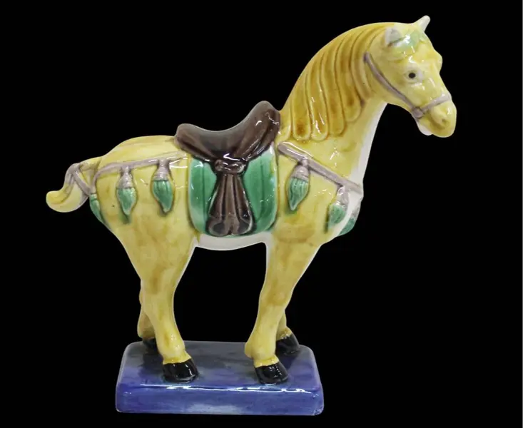 Foto de um(a) Escultura Cavalo Tang, da categoria de Escultura. Belo e antigo "Cavalo Tang", peça em cerâmica chinesa magnificamente policromada, popular durante a dinastia TANG... Mostrado de uma perspectiva diferente. Vendido no marketplace Trésors.
