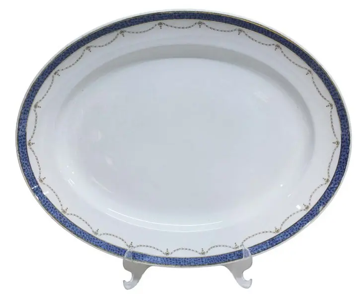 Foto de um(a) Travessa em porcelana MAPPIN & WEBB LTDA, da categoria de Travessas e tigelas. Imponente travessa de porcelana branca da MAPPIN & WEBB LTDA , com marca d'água. Apresenta faixa azul na borda e cercaduras... Vendido no marketplace Trésors.