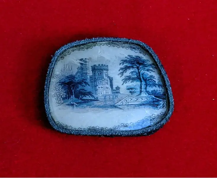 Foto de um(a) Broche Castelo Medieval, da categoria de Outros colecionáveis. Broche personalizado a partir de lentes de vidro com borda em camurça, com imagem de pintura envelhecida de castelo medieval... Mostrado de uma perspectiva diferente. Vendido no marketplace Trésors.