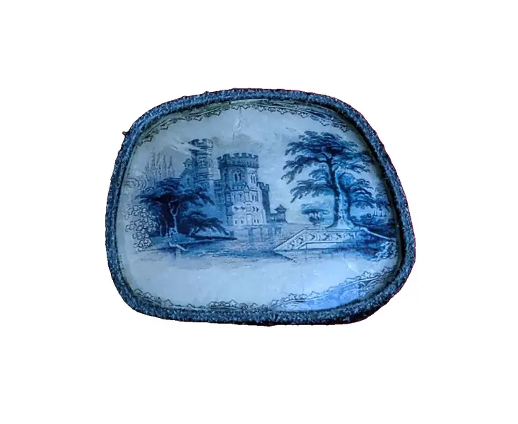 Foto de um(a) Broche Castelo Medieval, da categoria de Outros colecionáveis. Broche personalizado a partir de lentes de vidro com borda em camurça, com imagem de pintura envelhecida de castelo medieval... Vendido no marketplace Trésors.