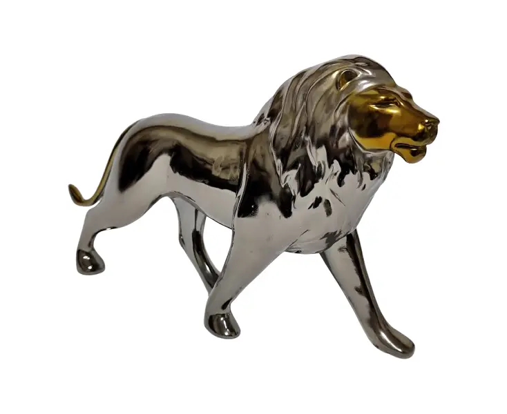 Foto de um(a) Grande escultura decorativo de leão, da categoria de Escultura. Grande escultura decorativo de leão em material rígido em tons dourado e fumê. Medidas 20,5 cm alt. X 33 cm compr. Vendido no marketplace Trésors.