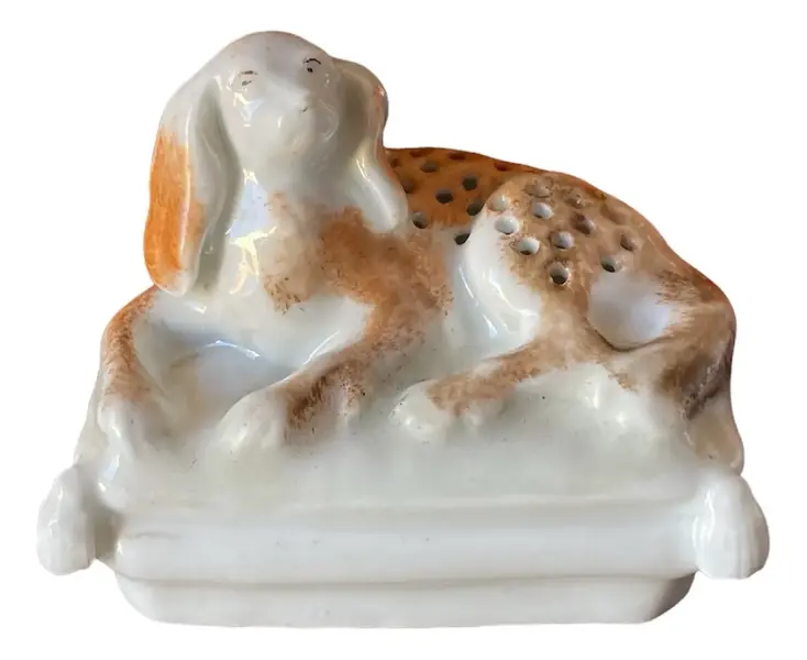 Foto de um(a) Antigo Raro Paliteiro Coleção Cachorro Porcelana Vieux Paris, da categoria de Paliteiros. Paliteiro em porcelana artística francesa Vieux Paris, representando cachorro na almofada. Numerado na base. Franca, final... Vendido no marketplace Trésors.