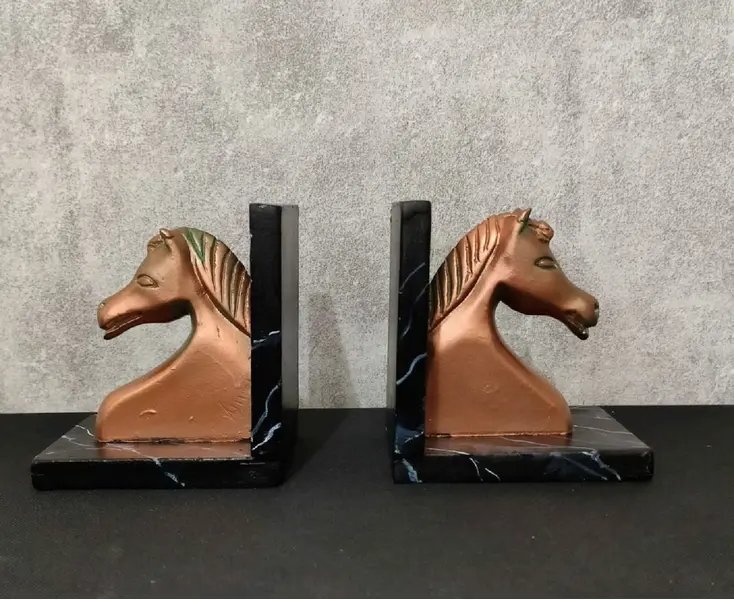 Foto de um(a) Porta Livros Horse Anos 80, da categoria de Apoio para livros. Par de porta livros de minas gerais em pedra sabão com pátina cobre oxidado e suporte marmorizado, década de 1980.**Não... Mostrado de uma perspectiva diferente. Vendido no marketplace Trésors.