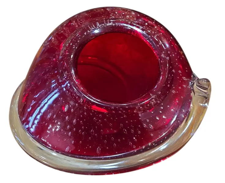 Foto de um(a) Vaso Murano Vermelho, da categoria de Vasos. Cada curva deste vaso conta uma história de fogo e sopro. Feito artesanalmente, este Murano carrega a alma da tradição... Mostrado de uma perspectiva diferente. Vendido no marketplace Trésors.