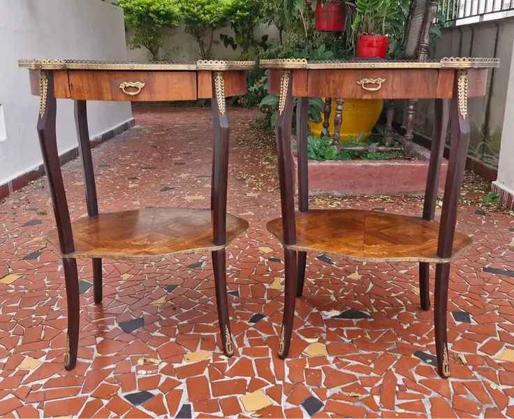 Foto de um(a) Mesa lateral em madeira nobre, da categoria de Mesas laterais. Belissimas mesinhas laterais em madeira nobre, estilo francês Luiz XV, com 2 estágios, pernas recurvas terminadas em bronze,... Mostrado de uma perspectiva diferente. Vendido no marketplace Trésors.