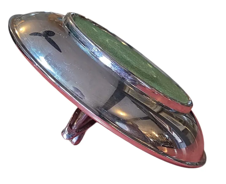 Foto de um(a) Quebra-Nozes Vintage com Base de Servir – Alumínio Polido, Madeira e Prato Martelado, da categoria de Outros utensílios para servir. Elegância para a Sua Mesa Este quebra-nozes não é apenas uma ferramenta, mas uma peça de decoração que evoca o charme das... Mostrado de uma perspectiva diferente. Vendido no marketplace Trésors.