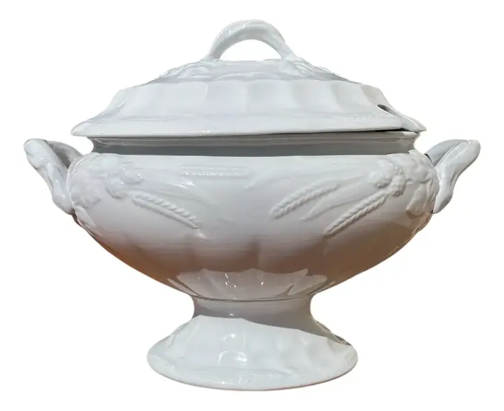 Foto de um(a) Antiga Grande Sopeira Em Porcelana Inglesa Ramo De Trigo, da categoria de Terrinas de sopa. ~ J&G Meakin Hanley ~ Clássica e atemporal, esta antiga e grande sopeira em porcelana inglesa na cor branca, decoração com... Vendido no marketplace Trésors.