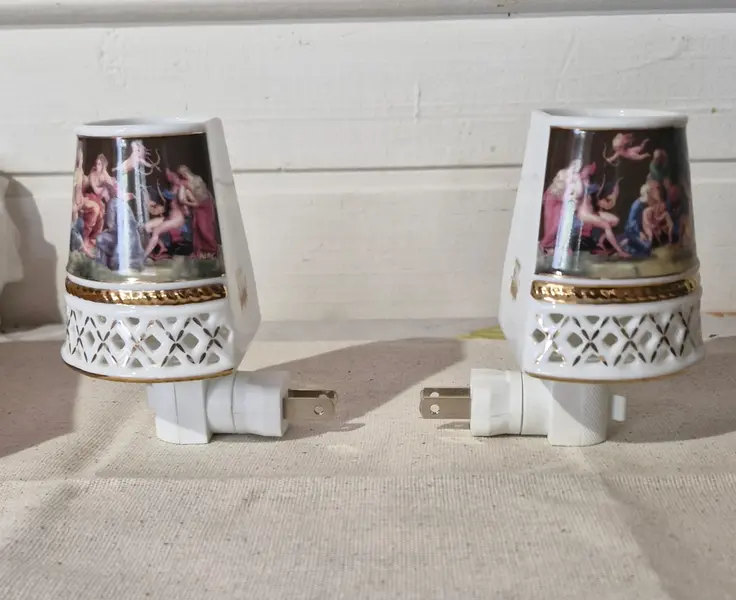 Foto de um(a) Raro par de luminárias antigas em porcelana, da categoria de Arandelas. Elegante par de luminárias antigas, apresentam uma cúpula cônica em porcelana fina de inspiração clássica italiana,... Mostrado de uma perspectiva diferente. Vendido no marketplace Trésors.