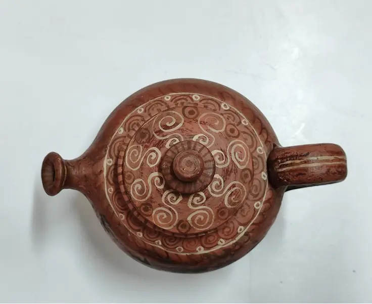 Foto de um(a) Bule ou Jarro em Terracota Pintado a Mão, Ano 2000, da categoria de Jarros. Bule/jarro em terracota pintado a mão com inspiração em achados arqueológicos do sec. ii, dc. Peça única autor: marcelus... Mostrado de uma perspectiva diferente. Vendido no marketplace Trésors.